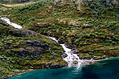 Parco Jotunheimen, Norvegia. lungo il Besseggen guardando verso le sponde del Gjende 400 metri più in basso.